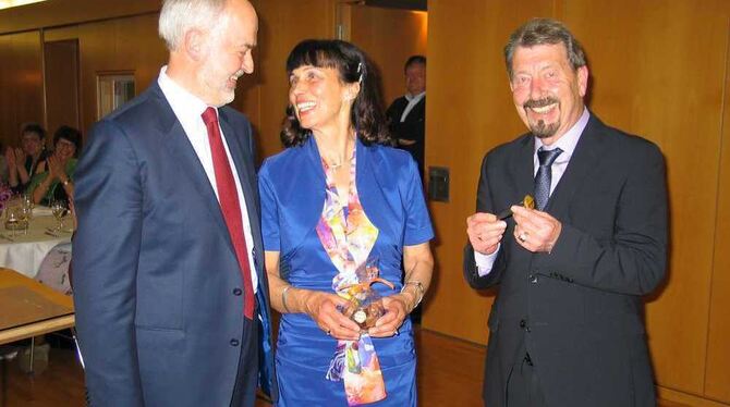 Einen vergoldeten Nagel, an den Robert Riehle nun seinen Job hängen kann, hatte Landrat Thomas Reumann neben weiteren Präsenten, Einen vergoldeten Nagel, an den Robert Riehle nun seinen Job hängen kann, hatte Landrat Thomas Reumann neben weiteren Präsenten,