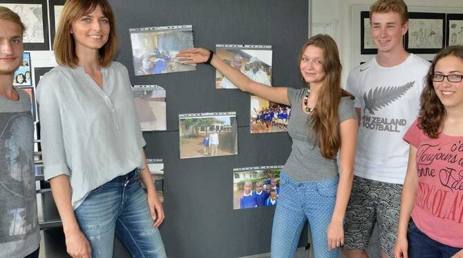 Die jungen Leute stellten ihr Projekt vor und zeigten Bilder (von links): Jurek Holler, Eva Padberg, Mica Fingers, Kai-Vincent H