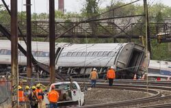 Der entgleiste Amtrak-Zug in Philadelphia. Foto: Mark Stehle