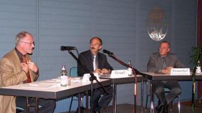 Diskutierten bei der Volkshochschule über das Beamtentum (von links): Manfred Stutz, Roland Bengel und Wilfried Krahwinkel. FOT