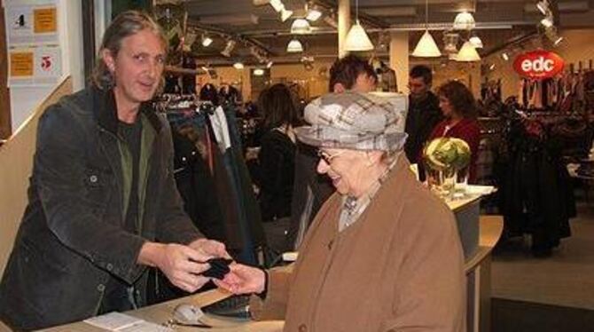 Die Kundschaft kam gerne am Sonntagnachmittag nach Trochtelfingen. Anita Reichhardt aus Gammertingen fand wollne Handschuhe.  FO