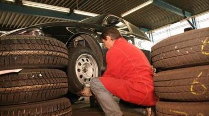 Aus alt mach neu: Ob Roland Rapp derzeit wohl von Reifen träumt? »So viel war es noch nie«, sagt der Monteur von Pne