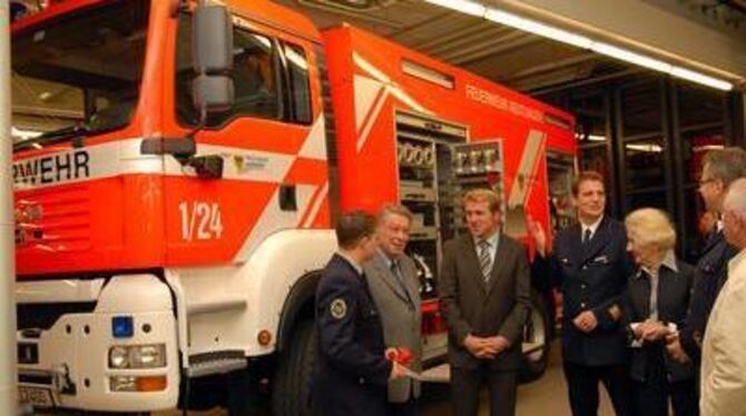 Beeindruckendes Gefährt: Das neue Tanklöschfahrzeug wurde im Beisein von Kommunalpolitikern in der Feuerwache offiziell seiner B