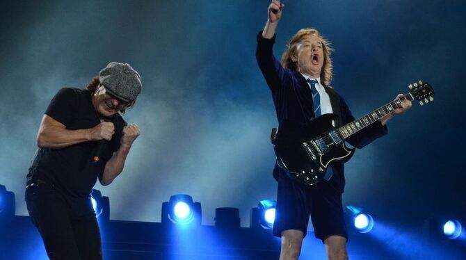 Die beiden haben noch immer jede Menge Spaß am Rock ’n’ Roll: Sänger Brian Johnson (links) und Angus Young. GEA-FOTO: JÜRGEN MEY