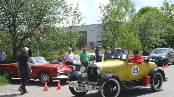 Oldtimer zum Bestaunen im Minutentakt: Münsingen war am Samstag ein Etappenziel bei der »ADAC Württemberg Historic«. FOTO: MKÖ