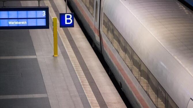 An dieses Bild sollten sich Bahnreisende wieder gewöhnen. Die GDL kündigt einen weiteren Streik an. Foto: Bernd von Jutrczenk