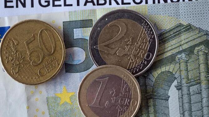 Der seit Jahresbeginn geltende flächendeckende Mindestlohn von 8,50 Euro trifft vor allem Kunden im Osten Deutschlands hart.