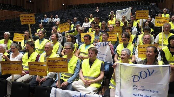 Protestformation statt klassischer Klänge: Die Musiker der Philharmonie bleiben auch im Streik stilsicher.   GEA-FOTO: AKR