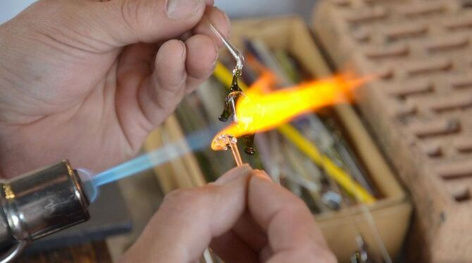 Filigranes gewinnt Gestalt. Am Wochenende ist Kunsthandwerkermarkt in Dettingen.