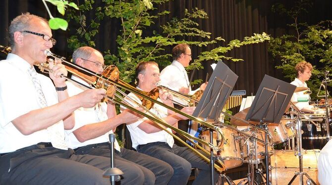 Tradition modern und humorvoll aufbereitet gab der CVJM-Posaunenchor Dettingen beim Konzert in der Schillerhalle zum Besten. Mit