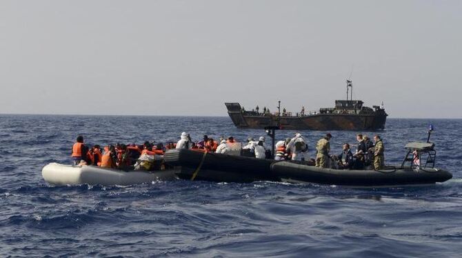 Britische Marinesoldaten retten Flüchtlinge von einem Schlauchboot im Mittelmeer. Foto: Royal Navy