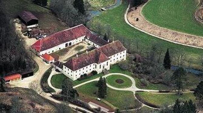 Schloss Ehrenfels bei Hayingen, bis vor zweihundert Jahren Lebensmitteldepot des Klosters Zwiefalten. Die Gartenanlage ist heute