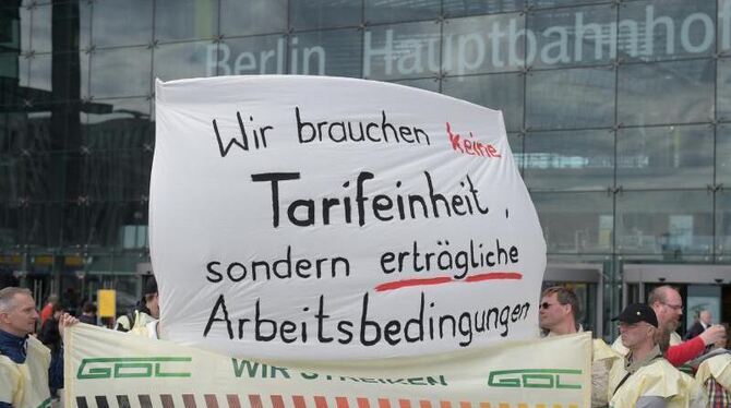 Das geplante Tarifeinheitsgesetz dürfte etwa der Lokführergewerkschaft GDL Probleme bereiten. Foto: Rainer Jensen/Archiv