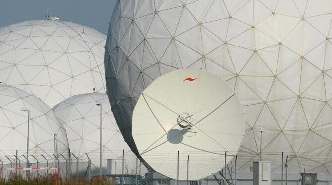 Der BND spioniert im bayerischen Bad Aibling im Auftrag der NSA Satellitenkommunikation aus - zum Beispiel die von deutschen