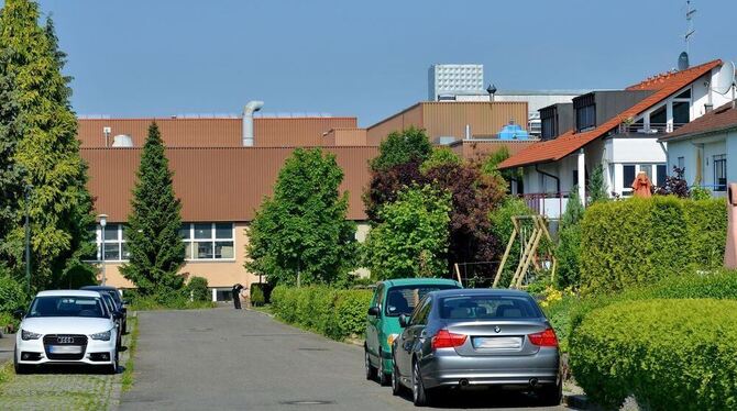 Ungute Nähe: Immer wieder kommt es zu Konflikten zwischen der Firma Rieber und Anliegern, die sich durch Lärm belästigt fühlen.