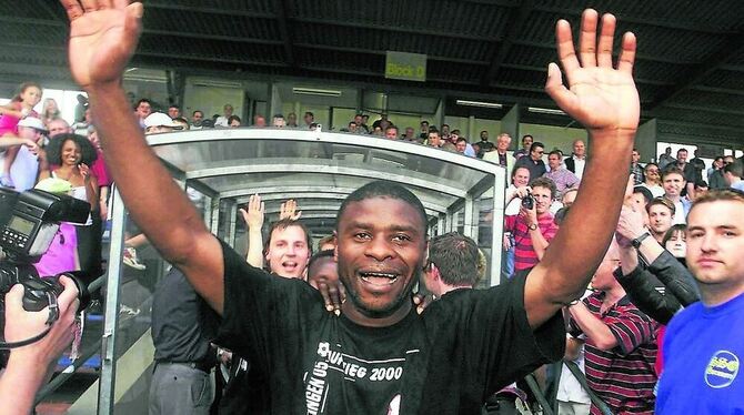 In Jubelpose: Olivier Djappa, der Regionalliga-Torschützenkönig von 2000 und Zweitliga-Top-Goalgetter von 2001.  FOTO: ULMER