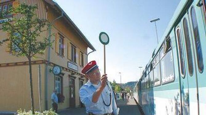 Noch kann Bernd-Matthias Weckler, Vorsitzender des Vereins Schwäbische Alb-Bahn, freie Fahrt für den Ulmer Spatz geben. Doch wir