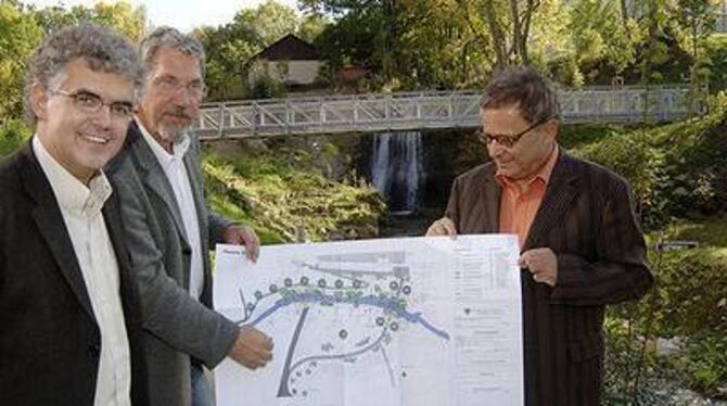 Im Gönninger Wiesazpark: Arno Valin und Willi Bold (Tiefbauamt Reutlingen), Bezirksbürgermeister Paul Ackermann.  FOTO: NIETHAMM
