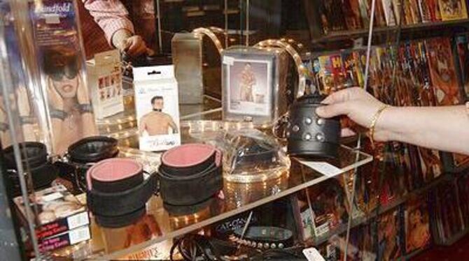 Sex-Spielzeug im Schummerlicht: Erotik-Shops bieten allerlei Accessoires für intime Momente an. FOTO: NIETHAMMER