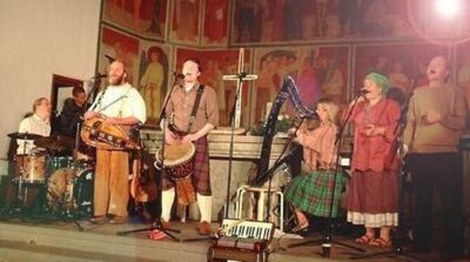 Schon beim ersten Lied hielt die Fans nichts mehr auf den Kirchenbänken: Angelo, Paul, Jimmy, Patricia, Maite und Joey (von link