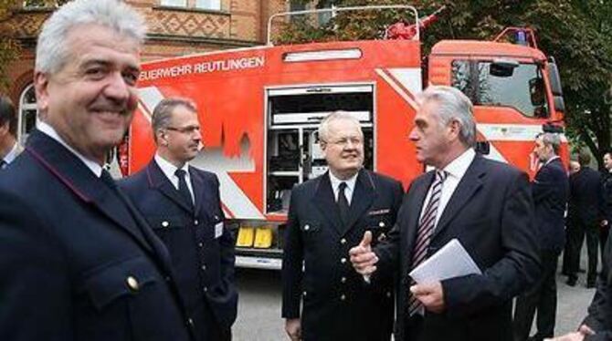 Rot sieht der Landesfeuerwehrverband nur bei manchen Bundesentscheidungen. Im Landes-Innenminster Heribert Rech (von rechts) seh