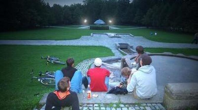 Umsonst und draußen: Junge Nachtschwärmer treffen sich bevorzugt in Pomologie und Volkspark. Das freut die jungen Leute, die Anw
