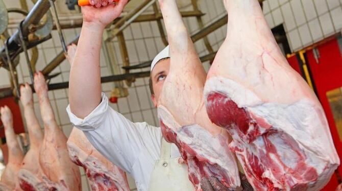 Die Schweinekeule soll auch künftig genetisch unverändert in der Metzgerei am Haken hängen. Foto: Uwe Anspach