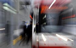 Straßenbahn in Dortmund: Eine solche Straßenbahn hat einen Mann drei Kilometer mitgeschleift und dabei lebensgefährlich verle