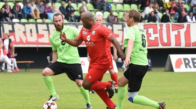 Publikumsliebling Olivier Djappa (Mitte) findet die Lücke zwischen Ioannis Amanatidis (links) und Guido Buchwald.