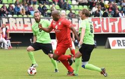 Publikumsliebling Olivier Djappa (Mitte) findet die Lücke zwischen Ioannis Amanatidis (links) und Guido Buchwald.