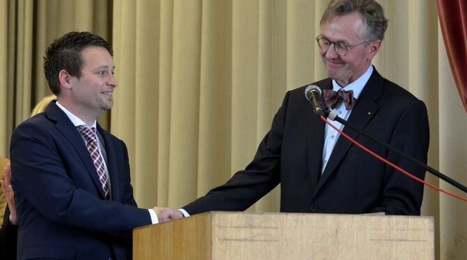 Hayingens neuer Bürgermeister Kevin Dorner (links) ist vom stellvertretenden Bürgermeister Dr. Christian Kübler ins Amt verpflic