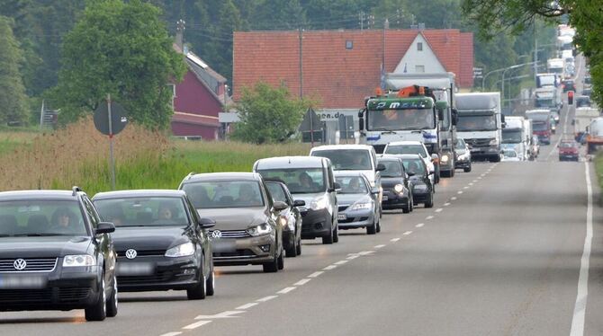 Lange Stau-Schlange auf der B27 bei Bad Sebastiansweiler. Belagsarbeiten an einer Spur machen alternierenden Verkehr mit Ampeln Lange Stau-Schlange auf der B27 bei Bad Sebastiansweiler. Belagsarbeiten an einer Spur machen alternierenden Verkehr mit Ampeln