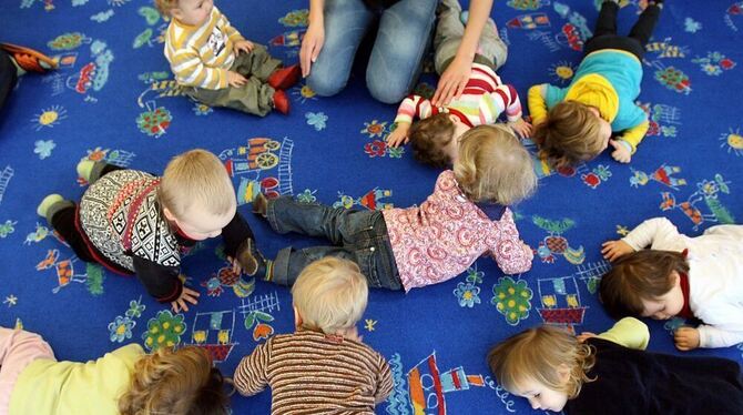 Kleinkinder in einer Krippe.