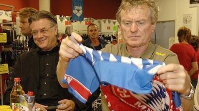 Sepp Maier und Helmut Rohleder (von rechts)wieder in Metzingen. FOTO: NIETHAMMER