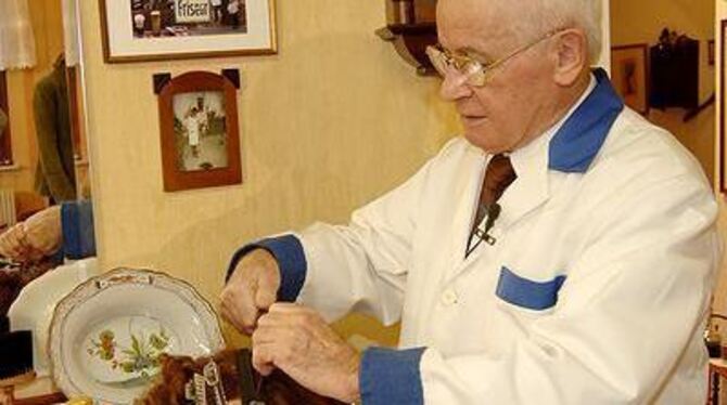 Damit sich auch ja keiner womöglich belästigt fühlt, muss für den Fotografen der Perückenkopf herhalten: Meister Konrad Brenner