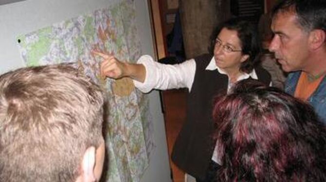 So soll's werden: Beim Münsinger Bürgertag erläuterten Lydia Nittel (Mitte) und Tobias Brammer vom Startteam die Pläne. GEA-FOTO