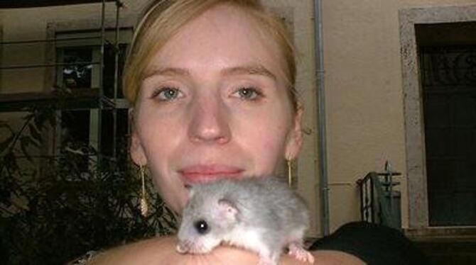 Annette Dietrich mit &raquo;Golum&laquo;: Die Biologiestudentin hat den kleinen Siebenschläfer im Wald gefunden. Inzwischen ist