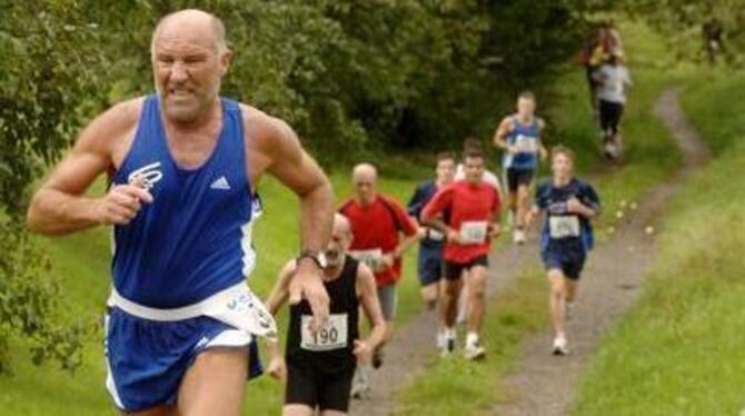 Trotzten tapfer den Unbilden des Wetters: die Sportler und Zuschauer des neunten Bronnweiler Volkslaufs. FOTOS: NIETHAMMER