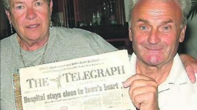 Freudentränen beim Wiedersehen mit der Schwester in den USA. Das Titelbild der Zeitung, die Karl-Heinz Krones und seine Lebensge