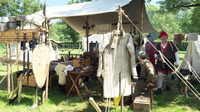 Medizin des 13. Jahrhunderts.Ins Mittelalter können die Besucher des ersten Burghocks an der Ruine Hohenhundersingen abtauchen. Medizin des 13. Jahrhunderts.Ins Mittelalter können die Besucher des ersten Burghocks an der Ruine Hohenhundersingen abtauchen.