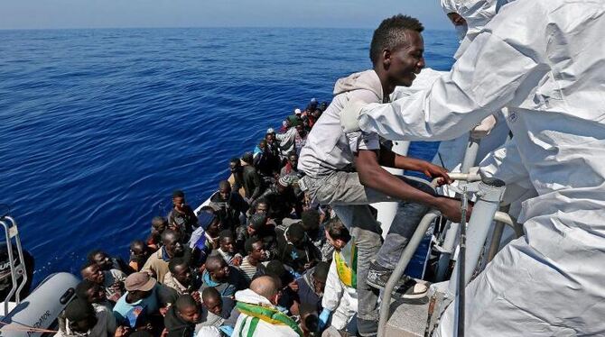 Auf dem Mittelmeer nimmt ein Schiff der italienischen Marine afrikanische Flüchtlinge auf. Foto: Alessandro Di Meo/Archiv