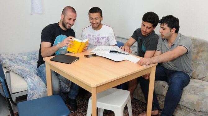 Die jungen Syrer fühlen sich wohl in Ohmenhausen. Nachmittags wird Deutsch gebüffelt – und das macht offenbar Spaß. GEA-FOTO: ME