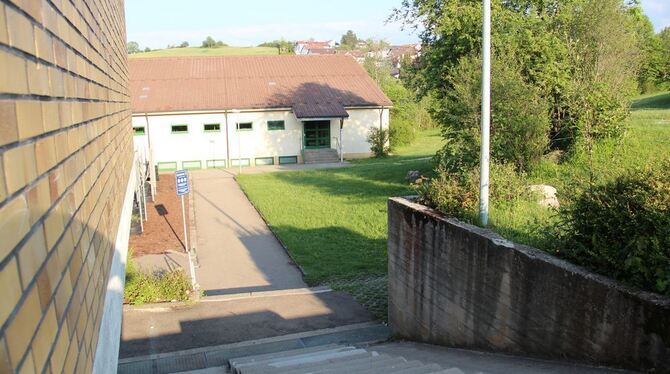 Schon die Treppe, die zum F-Bau der Freibühlschule mit der Turnhalle führt, ist in marodem Zustand, in der Halle selbst sieht’s