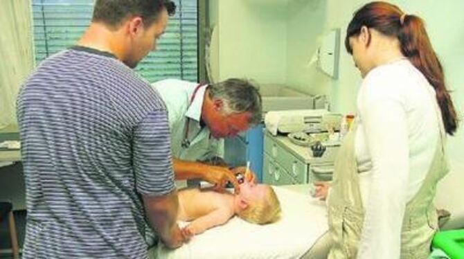 Till hat zum ersten Mal 40 Grad Fieber. Die besorgten Eltern sind mit dem 15-monatigen Bub in die Notfallambulanz gekommen, wo i