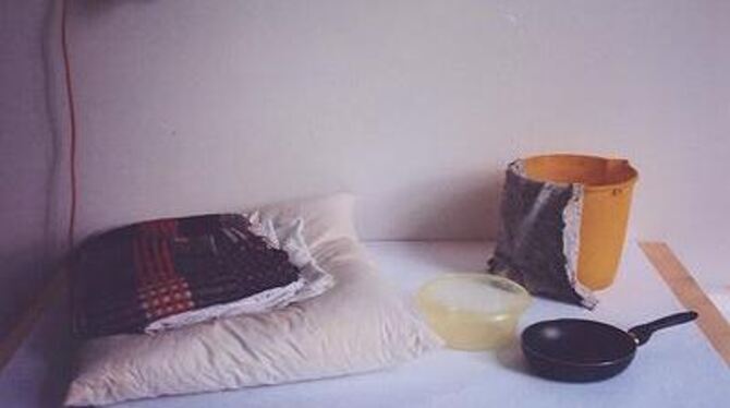 Bettzeug , Putzeimer und Küchenutensilien: Ein Foto der &raquo;Installation&laquo;, die Thomas Hagenlocher als Abschiedsgeschenk