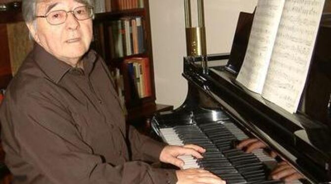 Auch mit 80 noch agil und engagiert: Professor Erich Reustlen. FOTO: KAB