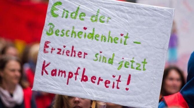 Eine Erzieherin demonstriert in Hamburg für mehr Lohn und Anerkennung. Foto: Daniel Bockwoldt