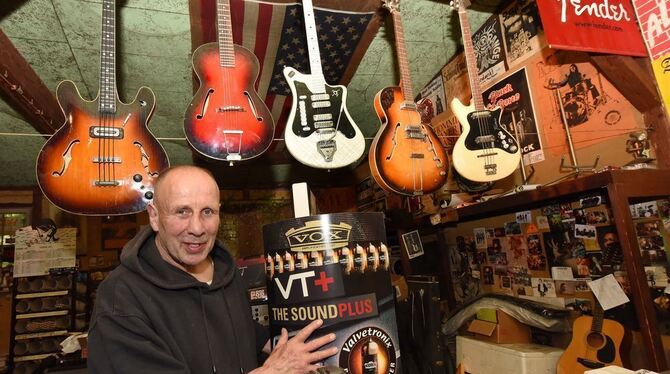 Max Herfert in seinem Musikladen, in dem es heute fast noch so aussieht wie vor 40 Jahren.