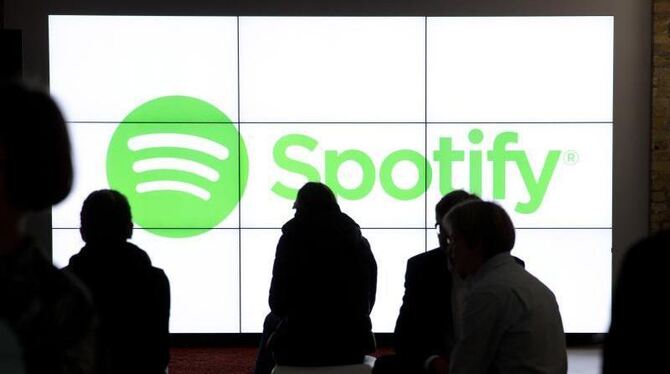 Der Musik-Dienst Spotify will sich zu einem allgemeinen Medien-Kanal entwickeln. Foto: Jörg Carstensen/dpa