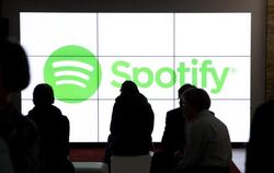 Der Musik-Dienst Spotify will sich zu einem allgemeinen Medien-Kanal entwickeln. Foto: Jörg Carstensen/dpa